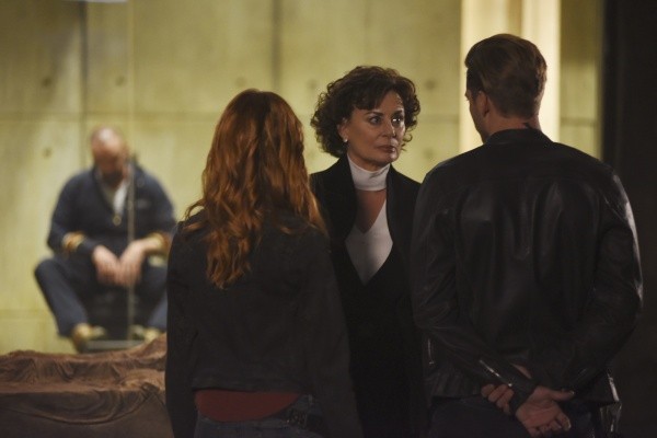 Imogène Herondale (Mimi Kuzyk ) ,Clary (Katherine McNamara) et Jace (Dominic Sherwood )