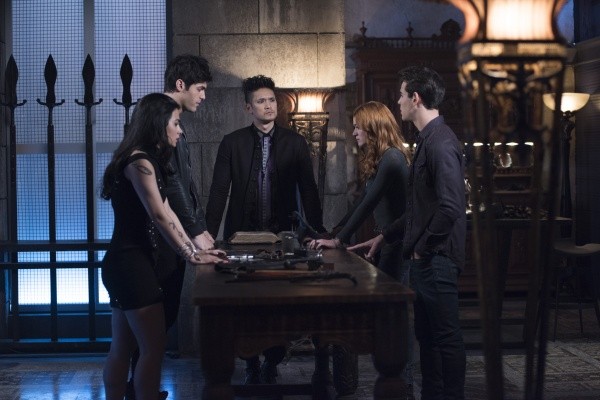 Clary (Katherine McNamara) , Alec (Matthew Daddario), Izzy(Emeraude Toubia) , Magnus (Harry Shum Jr)  et Simon (Alberto Rosende) 
