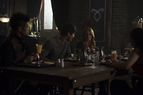 Isabelle (Emeraude Toubia), Alec (Matthew Daddario) ,Clary (Katherine McNamara) et Magnus (HarryShum Jr) 
