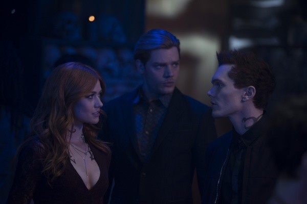 Jonathan (Luke Baines),Clary (Katherine McNamara) et Jace (Dominic Sherwood)
