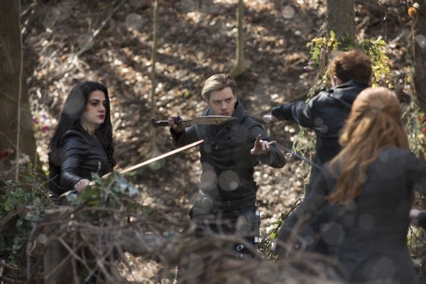 Isabelle (Emeraude Toubia) et Jace (Dominic Sherwood ) se battent contre Clary (Katherine McNamara) et Jonathan (Luke Baines)