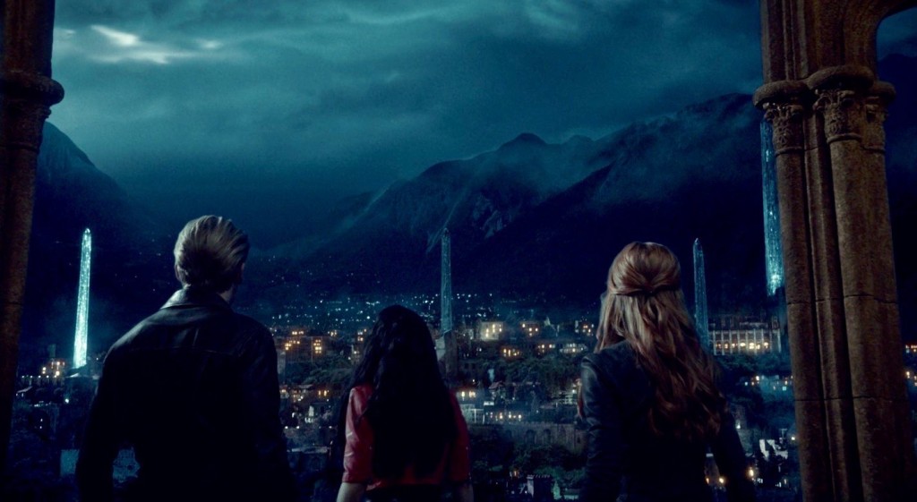 Isabelle (Emeraude Toubia) ,Clary (Katherine McNamara) et Jace (Dominic Sherwood )