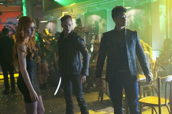 Magnus Bane (Harry Shum Jr) , Clary (Katherine McNamara) et Jace (Dominic Sherwood )