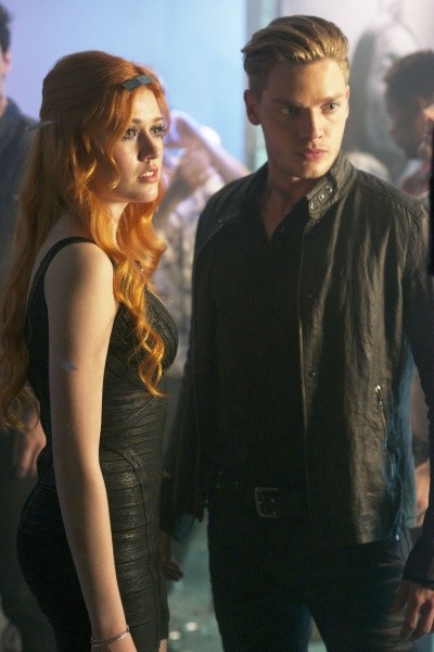 Clary (Katherine McNamara) et Jace (Dominic Sherwood )
