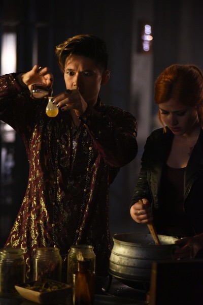 Magnus Bane (Harry Shum Jr) et Clary (Katherine McNamara) 