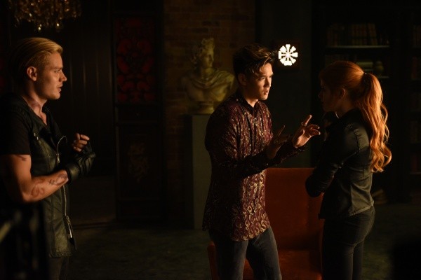 Magnus(Harry Shum Jr) ,Clary (Katherine McNamara) et Jace (Dominic Sherwood )