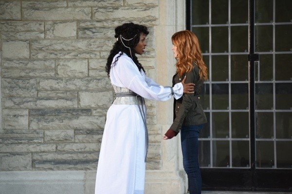 Clary (Katherine McNamara) et la Sœur Cleophas (Lisa Berry)