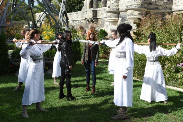 Les Sœurs de Fer attaquent Isabelle (Emeraude Toubia)et Clary (Katherine McNamara) 