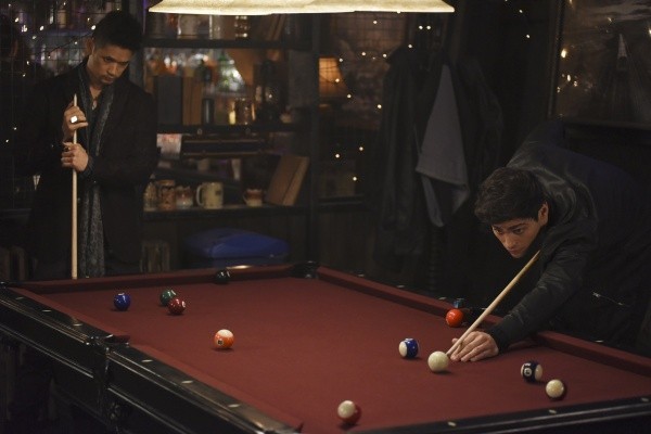 Premier rdv entre Alec Lightwood (Matthew Daddario) et Magnus Bane (Harry Shum Jr)