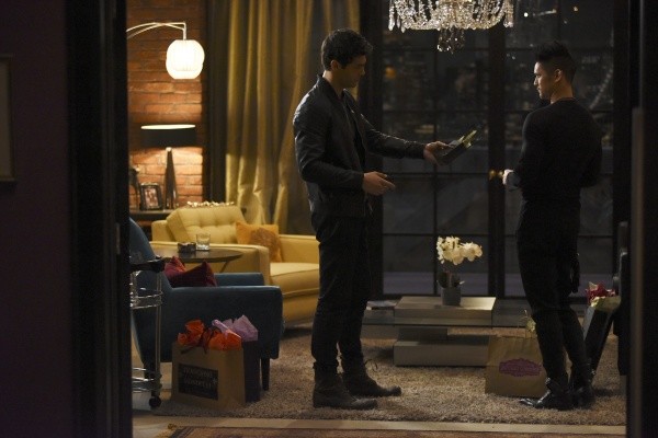 Alec (Matthew Daddario) offre un cadeau à Magnus (Harry Shum Jr)