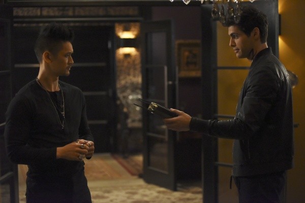 Alec (Matthew Daddario) offre un cadeau à Magnus (Harry Shum Jr)